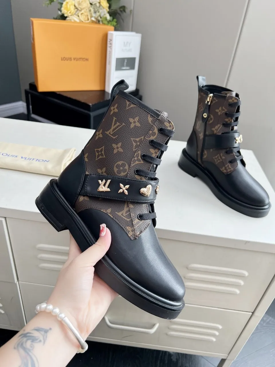👟👟Ex-factory price 520👟👟 The cabinet is in sync with the high-end product quality of LV and Louis Vuitton. It is a hot model that has been out of stock many times through purchasing. The upper is hollow and carved, and it is dazzling. The fabric is made of imported calfskin. Sheepskin lining, sheepskin foot pads, original molded outsole. It looks great on your feet and is super cool! The real thing is more beautiful. Sizes 35-40 and 41 can be customized, new colors will be updated gradually